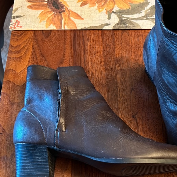 Size 7 1/2 brown boots. - Picture 3 of 8